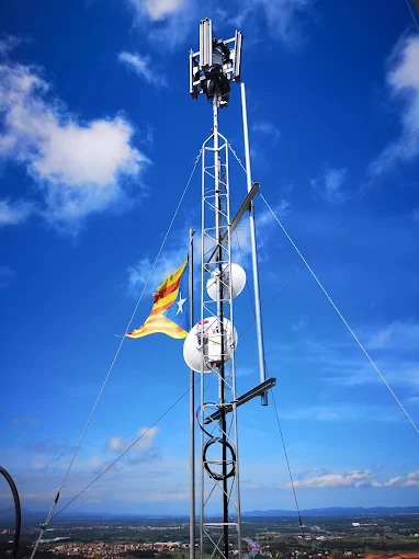 Antena de telecomunicaciones en una zona elevada