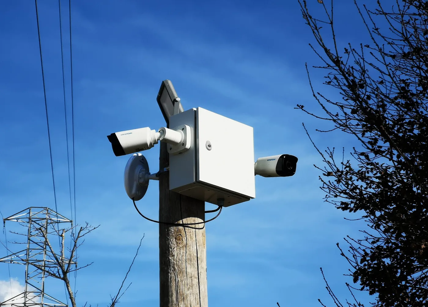 Càmeres de vigilància en un pal instal·lades per Nimbus Telecom