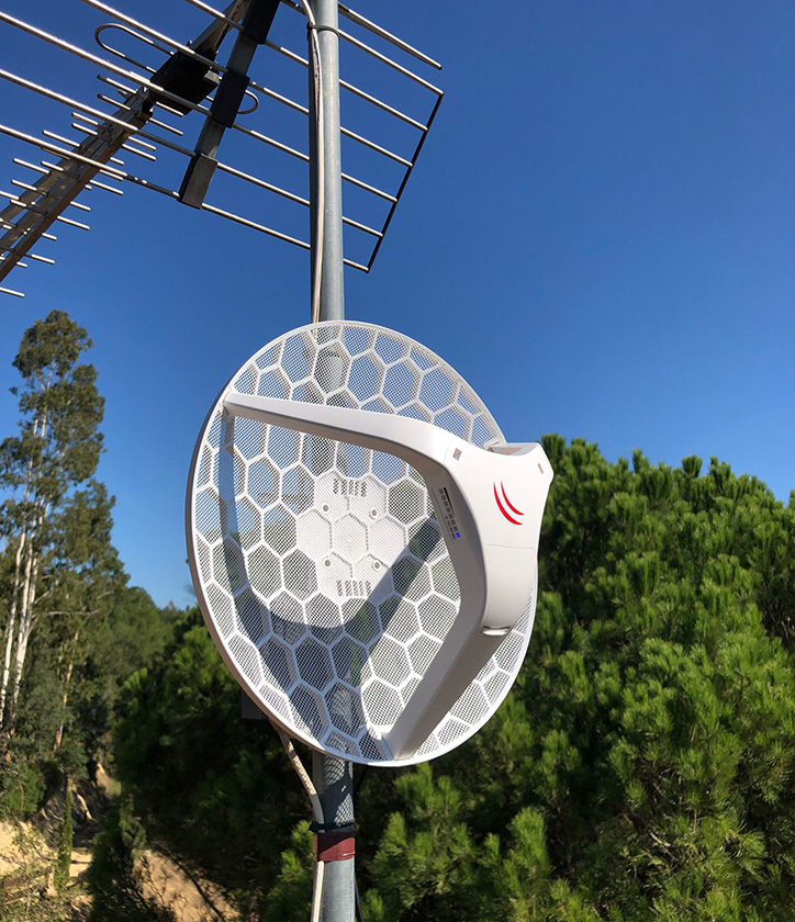 Antena de radioenlace para conexión rural